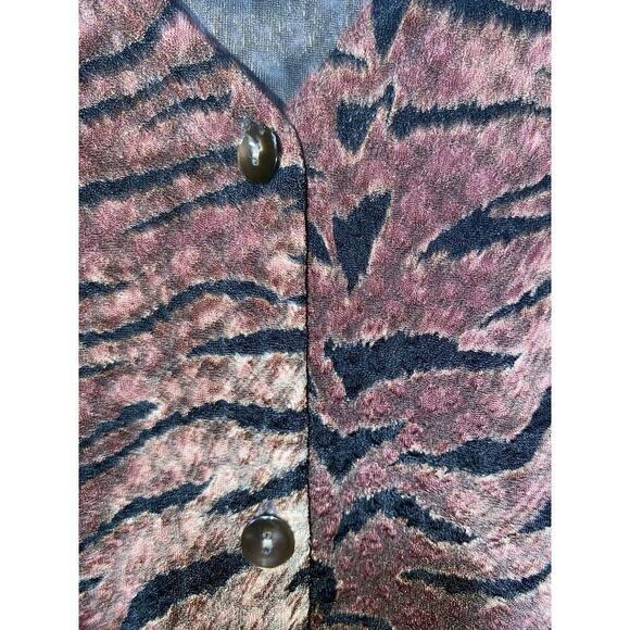 Laura Ashley tiger print long sleeve V-neck button-up top
size 2X - Picture 6 of 6